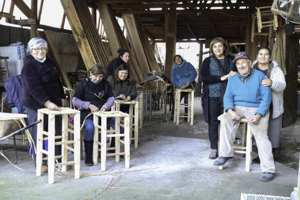 Escuela de Tejedores de Teno realiza exposición de artesanías.