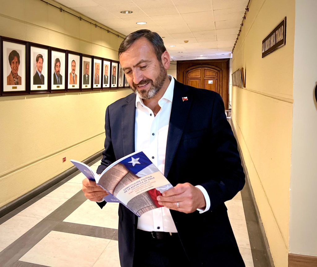 UNA NUEVA CONSTITUCIÓN: No es prioridad para la ciudadanía, pero es necesaria.