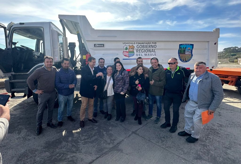 Gobierno Regional entrega camión tolva y tractor para comuna de Chanco