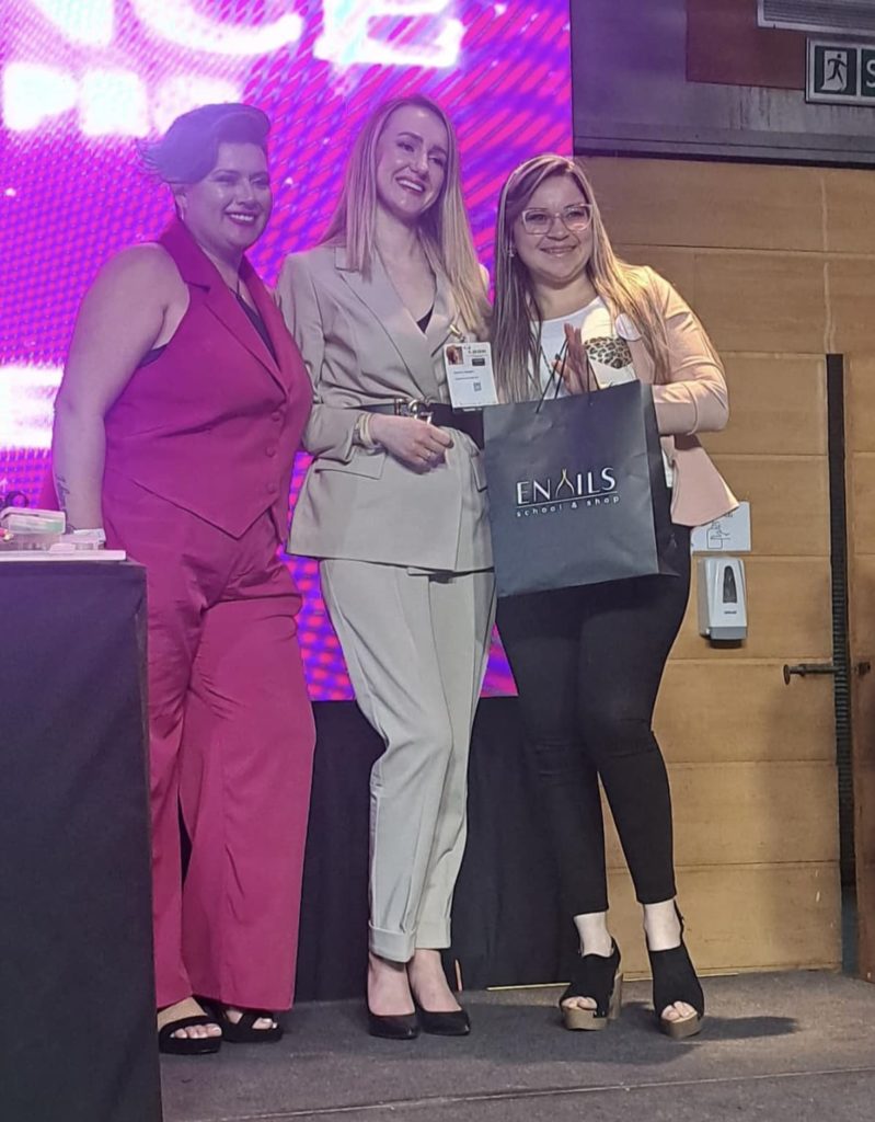 Mujeres Jefas de Hogar del Maule participan en feria líder de belleza “Salón Look Santiago 2023”