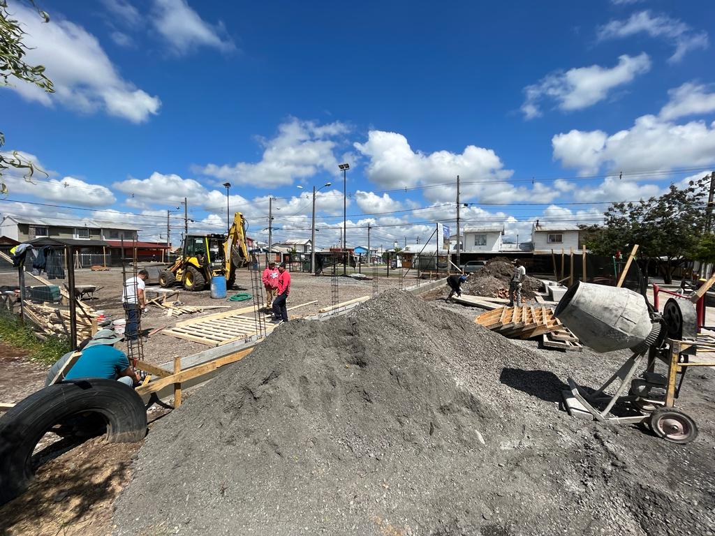 Avanza ejecución de importantes obras en Teno: Plazas Públicas y Multicancha