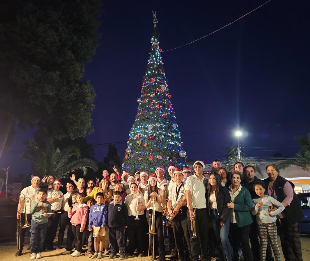 LA NAVIDAD LLEGA A TENO CON EL ENCENDIDO DEL ÁRBOL DE NAVIDAD MÁS GRANDE DE LA COMUNA