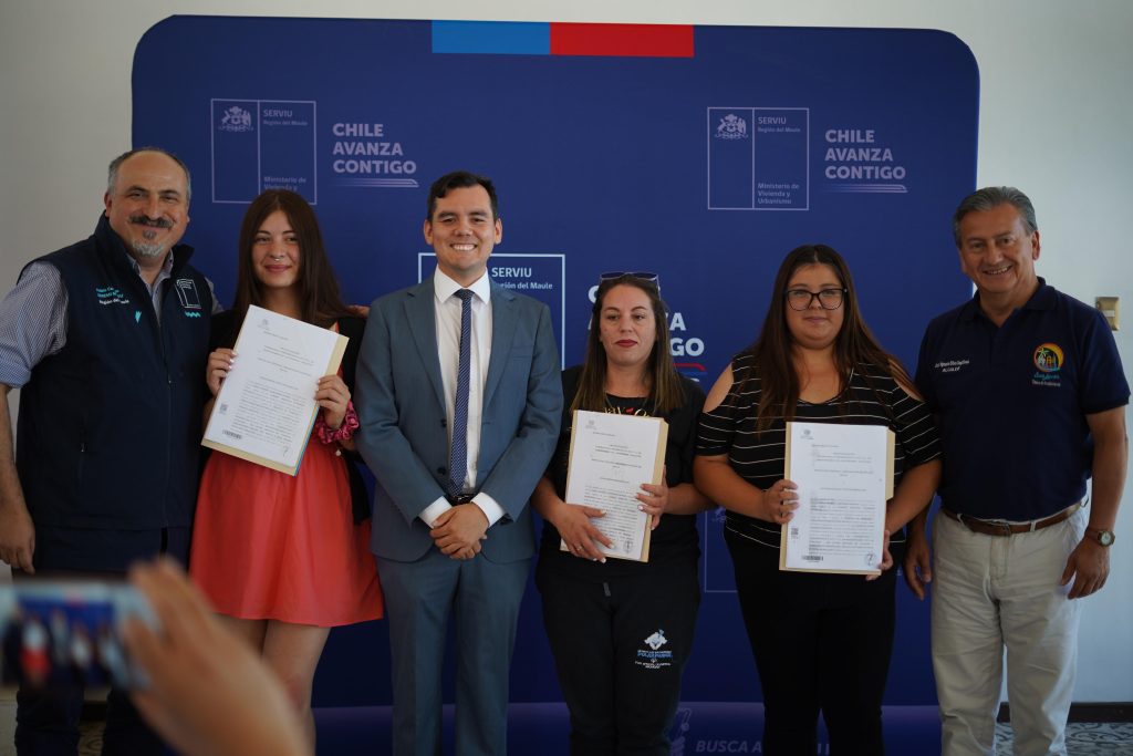 Familias de San Javier ya viven en lo propio y definitivo tras recibir escritura de sus casas