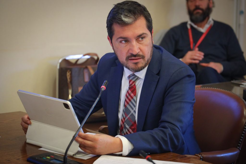 Diputado Hugo Rey solicita fiscal exclusivo para investigar desaparición de siete pescadores en Talcahuano Diputado Hugo Rey solicita fiscal exclusivo para investigar desaparición de siete pescadores en Talcahuano