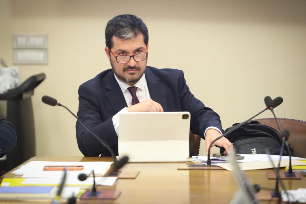 Diputado Hugo Rey pide con urgencia despliegue del Buque “Cabo de Hornos” en búsqueda de pescadores desaparecidos Diputado Hugo Rey pide con urgencia despliegue del Buque “Cabo de Hornos” en búsqueda de pescadores desaparecidos