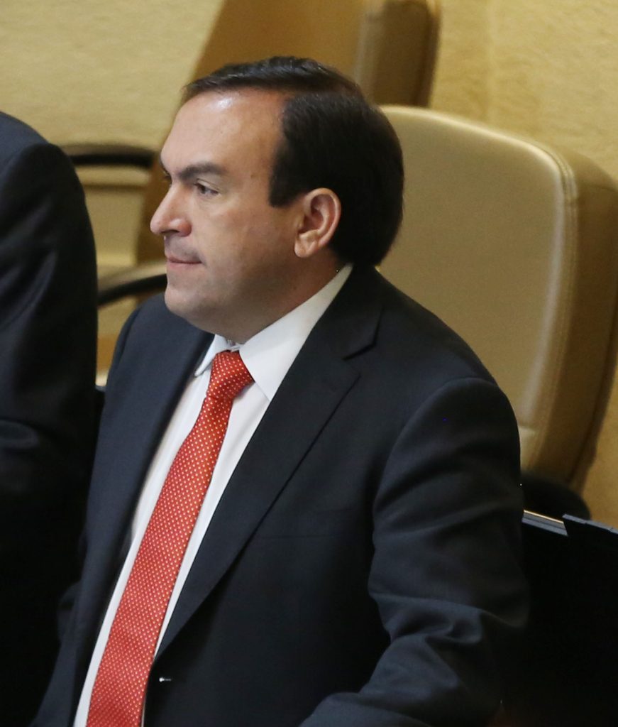 Diputado Felipe Donoso (UDI) valora aprobación y avance de proyecto que permite a municipios retirar cables en desuso Diputado Felipe Donoso (UDI) valora aprobación y avance de proyecto que permite a municipios retirar cables en desuso
