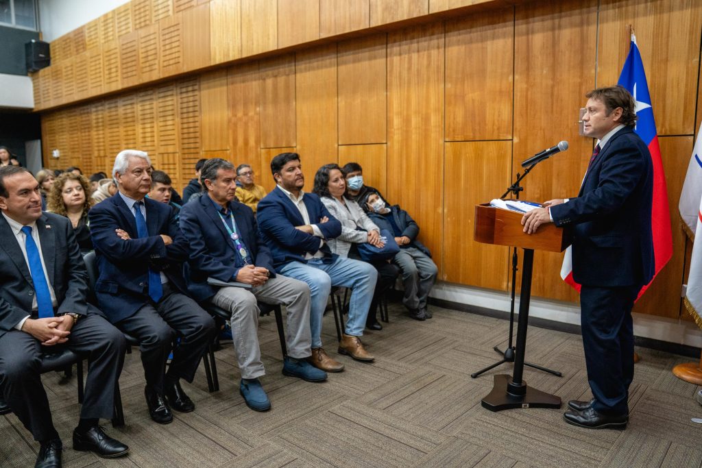 Gobernador Regional y JUNAEB entregan ayudas auditivas a estudiantes maulinos