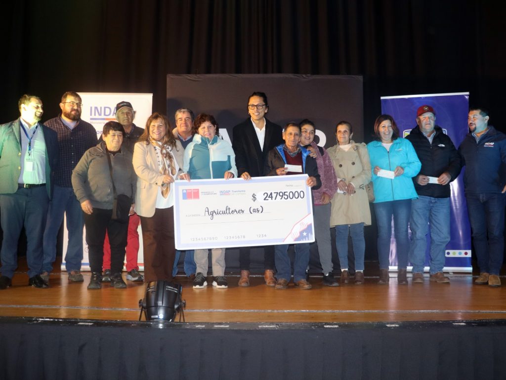 Entregan aporte económico a 170 agricultores de Molina
