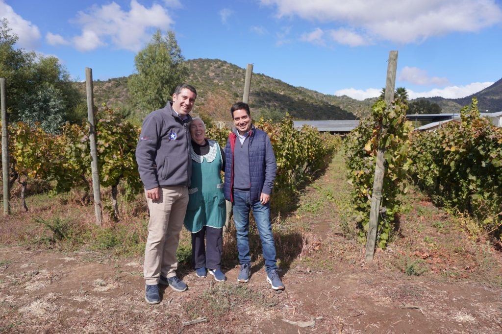 Diputado Benjamín Moreno visita a emblemática productora de chicha en Rincón de Mellado